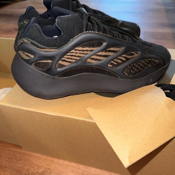 Minimally worn Yeezy 700 clay brown - size 6.5 men’s - Picture 2 of 7